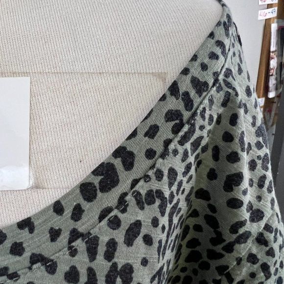 NWT VINCE CAMUTO Grey Green Crew Neck Animal Print Scoop‎ Neck Tee (L) - Picture 5 of 8